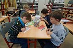 Die Jungen bemalen T&uuml;ten, in die Pl&auml;tzchen hineinkommen.  (Foto: Susanne Schedwill)