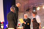 Zwei Mal Ehrenarschleder verliehen (Foto: Karl-Heinz Herrmann)