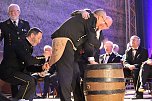 Zwei Mal Ehrenarschleder verliehen (Foto: Karl-Heinz Herrmann)