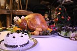 Morgen geht der Vorhang f&uuml;r den "Geist der Weihnacht" zum dritten mal auf, vorher braucht es aber noch ein paar Ausbesserungen am B&uuml;hnenbild (Foto: Angelo Glashagel)