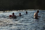 Eisbaden im Kiesschacht (Foto: Angelo Glashagel)