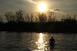 Eisbaden im Kiesschacht (Foto: Angelo Glashagel)