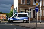Dürfen die das, fragte jemand, der sah, dass die Polizei entgegen der Einbahnstraße fuhr. Sie dürfen es, wenn Gefahren drohen, antwortete jemand. (Foto: J. Miche) Dürfen die das, fragte jemand, der sah, dass die Polizei entgegen der Einbahnstraße fuhr. Sie dürfen es, wenn Gefahren drohen, antwortete jemand. (Foto: J. Miche)