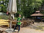 Schirmbespannung auf dem Neust&auml;dter Grillplatz (Foto: Sandra Witzel)
