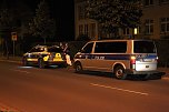 Fotos: Silvio Dietzel Unabhängig davon gibt die Polizei immer wieder Unterstütung bei der Durchsetzung der Quarantänemaßnahmen, so Dr. Thiele, wie hier am gestrigen Abend. Auch am heutigen Samstagvormittag ist die Polizei vor Ort. (Foto: Silvio Dietzel) Fotos: Silvio Dietzel Unabhängig davon gibt die Polizei immer wieder Unterstütung bei der Durchsetzung der Quarantänemaßnahmen, so Dr. Thiele, wie hier am gestrigen Abend. Auch am heutigen Samstagvormittag ist die Polizei vor Ort. (Foto: Silvio Dietzel)