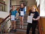      Paula Kaltwasser, Charlotte Jordan (7/3), Greta Neumeyer verglichen Schule und Lernen um 1900 mit dem heutigen   (Foto: H. Roeder)
