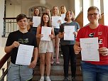    Erweckten das Lehrbuch-Maskottchen zum Leben: Tim Kunze, Josephine Winkler, Michelle Peter, Stella R&ouml;&szlig;ler, Eva Mader, Jolina Hund, Emma Delzer, Lukas Benkenstein (Foto: H. Roeder)