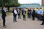 Innenstaatssekret&auml;r mit F&ouml;rderbescheiden f&uuml;r Feuerwehrfahrzeuge (Foto: Karl-Heinz Herrmann)