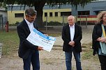Innenstaatssekret&auml;r mit F&ouml;rderbescheiden f&uuml;r Feuerwehrfahrzeuge (Foto: Karl-Heinz Herrmann)