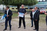 Innenstaatssekret&auml;r mit F&ouml;rderbescheiden f&uuml;r Feuerwehrfahrzeuge (Foto: Karl-Heinz Herrmann)
