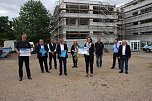 Innenstaatssekret&auml;r mit F&ouml;rderbescheiden f&uuml;r Feuerwehrfahrzeuge (Foto: Karl-Heinz Herrmann)