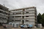 Innenstaatssekret&auml;r mit F&ouml;rderbescheiden f&uuml;r Feuerwehrfahrzeuge (Foto: Karl-Heinz Herrmann)