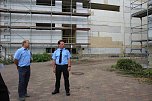 Innenstaatssekret&auml;r mit F&ouml;rderbescheiden f&uuml;r Feuerwehrfahrzeuge (Foto: Karl-Heinz Herrmann)
