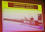 Innenstaatssekret&auml;r mit F&ouml;rderbescheiden f&uuml;r Feuerwehrfahrzeuge (Foto: Karl-Heinz Herrmann)