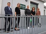 Martin Basedow von der Vamed Senioren- und Pflegeheim Hettstedt GmbH; die stellvertretende Schulleiterin Colleen Seemann; Stefanie Uhlemann, Praxisanleiterin bei Kamillus; Romy Meyer, Gesch&auml;ftsf&uuml;hrerin der Kamillus GmbH und Schulleiterin Laura Schmidt (Foto: Sophie Rost   )