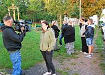 Immer wieder waren Eltern gefragte Gesprchspartner der Medien. Und immer wieder klang eine gro&aacute;e Erleichterung �ber den Neubeginn an der Grundschule durch. (Foto: J. Miche)