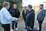 Radio Brocken und MDR-TV im Gespr&auml;ch mit Ortsb&uuml;rgermeister Mario Modesti, Elterninitiative-Vorsitzendem Jens Oertel und Verbandsgemeindeb&uuml;rgermeister Bernd Hartwig (v.r.n.l.). (Foto: J. Miche)