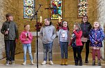 die Kinder der Kinderstunde erzählen von ihren Erlebnissen mit Pfarrer Werner Heizmann (Foto: R. Englert) die Kinder der Kinderstunde erzählen von ihren Erlebnissen mit Pfarrer Werner Heizmann (Foto: R. Englert)