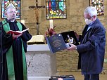 Präses Dr. Uwe Krieger zeigt die Sonderausgabe der Nordhäuser Traditionsbrennerei - ein Geschenk des Kirchenkreises (Foto: R. Englert) Präses Dr. Uwe Krieger zeigt die Sonderausgabe der Nordhäuser Traditionsbrennerei - ein Geschenk des Kirchenkreises (Foto: R. Englert)
