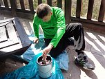 Viele flei&szlig;ige H&auml;nde halfen bei der Versch&ouml;nerung der Schutzh&uuml;tte (Foto: Peter Ke&szlig;ler)