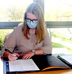 Annalena Stenzel unterschreibt ihren Ausbildungsvertrag bei den Stadtwerken Sondershausen (Foto: Sandra Mergl)
