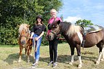 v.l. Angelina und Clarissa mit den Ponys auf dem Fest des BSV (Foto: Eva Maria Wiegand) v.l. Angelina und Clarissa mit den Ponys auf dem Fest des BSV (Foto: Eva Maria Wiegand)