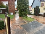 Links das rote Backstein-Trafohäuschen. Es blieb glücklicherweise vom Schlamm verschont. (Foto: Doreen Spieß) Links das rote Backstein-Trafohäuschen. Es blieb glücklicherweise vom Schlamm verschont. (Foto: Doreen Spieß)