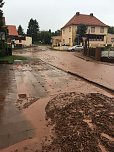 Kreuzung nach Mauderode. Rechts das Haus war eine ehemalige Gaststätte. Im Hintergrund die Fichten. Von dort herunter kam die Schlammlawine angerollt. (Foto: Doreen Spieß) Kreuzung nach Mauderode. Rechts das Haus war eine ehemalige Gaststätte. Im Hintergrund die Fichten. Von dort herunter kam die Schlammlawine angerollt. (Foto: Doreen Spieß)