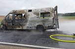 Das ausgebrannte Wohnmobil muss weiter gelöscht werden, um weiteres Entflammen zu verhindern. (Foto: Privat) Das ausgebrannte Wohnmobil muss weiter gelöscht werden, um weiteres Entflammen zu verhindern. (Foto: Privat)