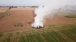 Brennende Strohballen zwischen Holz- und Kirchengel (Foto: S. Dietzel)