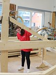 Jobbloggerin Franzi im Handwerksbetrieb Tischlerei und Massivholzbau Bohnert (Foto: Regionalmanagement Nordth&uuml;ringen)