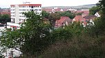 Auch auf dem Königshofwall öffnet sich der Blick über die Stadt. Im Vordergrund das ehemalige Fernmeldewerk. (Foto: Kurt Frank) Auch auf dem Königshofwall öffnet sich der Blick über die Stadt. Im Vordergrund das ehemalige Fernmeldewerk. (Foto: Kurt Frank)