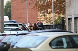 Die Polizei nimmt einen Mann fest, der ein Haus anz&uuml;nden wollte (Foto: S.Dietzel)