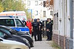 Die Polizei nimmt einen Mann fest, der ein Haus anz&uuml;nden wollte (Foto: S.Dietzel)