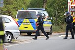 Die Polizei nimmt einen Mann fest, der ein Haus anz&uuml;nden wollte (Foto: S.Dietzel)