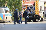 Die Polizei nimmt einen Mann fest, der ein Haus anz&uuml;nden wollte (Foto: S.Dietzel)