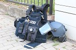 Die Polizei nimmt einen Mann fest, der ein Haus anz&uuml;nden wollte (Foto: S.Dietzel)