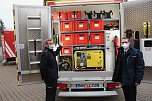 Neu und Alt nebeneinander - nach &uuml;ber 20 Jahren freute man sich bei der freiwilligen Feuerwehr Mitte heute &uuml;ber ein neues Einsatzleitfahrzeug (Foto: agl)