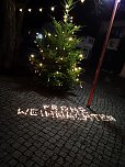 Der geschm&uuml;ckte Weihnachtsbaum im Dunkeln. (Foto: Petra Gerlach)