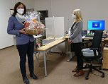 v.l. Dank an Mitarbeiter B&uuml;rgerservice: Landr&auml;tin Antje Hochwind-Schneider und Leiterin B&uuml;rgerservice Eileen Soost   (Foto: LRA Sondershausen)