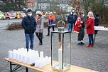 Das Friedenslicht aus Bethlehem wurde heute morgen auf dem Hof des Landratsamtes verteilt (Foto: agl)