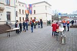Das Friedenslicht aus Bethlehem wurde heute morgen auf dem Hof des Landratsamtes verteilt (Foto: agl)