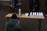 Das Friedenslicht aus Bethlehem wurde heute morgen auf dem Hof des Landratsamtes verteilt (Foto: agl)