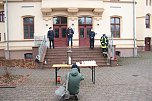Das Friedenslicht aus Bethlehem wurde heute morgen auf dem Hof des Landratsamtes verteilt (Foto: agl)