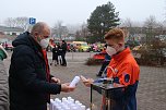 Das Friedenslicht aus Bethlehem wurde heute morgen auf dem Hof des Landratsamtes verteilt (Foto: agl)