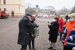 Das Friedenslicht aus Bethlehem wurde heute morgen auf dem Hof des Landratsamtes verteilt (Foto: agl)