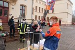 Das Friedenslicht aus Bethlehem wurde heute morgen auf dem Hof des Landratsamtes verteilt (Foto: agl)