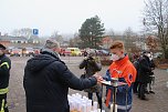 Das Friedenslicht aus Bethlehem wurde heute morgen auf dem Hof des Landratsamtes verteilt (Foto: agl)