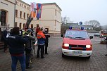 Das Friedenslicht aus Bethlehem wurde heute morgen auf dem Hof des Landratsamtes verteilt (Foto: agl)