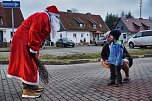 Weihnachtsmann Heiko Hieronymus und Ortschaftsb&uuml;rgermeisterin Katrin Sch&ouml;nemann verteilten am Samstag an die Kinder in Niedersachswerfen kleine Geschenke. (Foto: Susanne Schedwill)